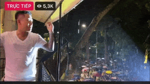 Hàng nghìn khán giả đội mưa đứng kín đường nghe Tuấn Hưng hát live ở ban công nhà riêng