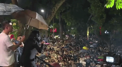 Tuấn Hưng xúc động khi diễn miễn phí giữa trời mưa, hàng nghìn khán giả không ai bỏ về