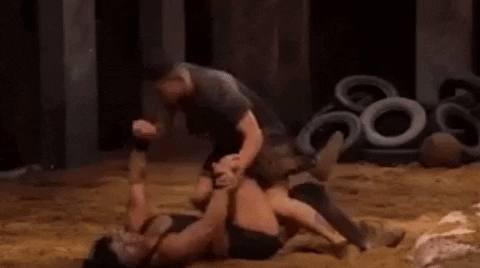 Võ sĩ đè lên ngực đối thủ nữ trong game show gây tranh cãi
