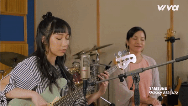 Con gái Mỹ Linh khoe giọng hát ngọt lịm bên bố mẹ 