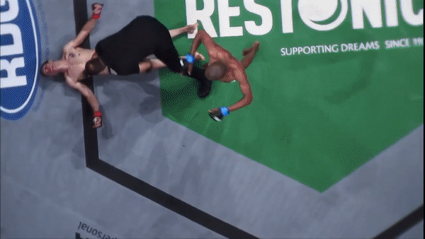 Võ sĩ MMA tung kim tiêu cước nhanh như điện, đối thủ lật cằm ngất lịm