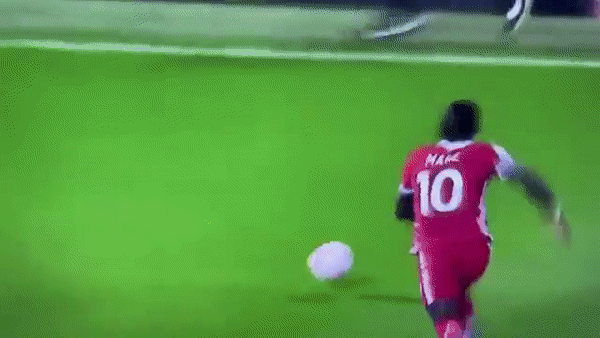 Đấm thẳng mặt sao Arsenal, Sadio Mane thoát thẻ đỏ khó tin