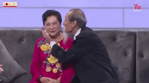 Minh chứng tình yêu vĩnh cửu, NSƯT Mạnh Dung thắm thiết hôn vợ Thanh Dậu sau 60 năm
