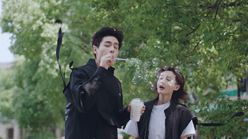 Phim Trung Quốc gây cười vì phi thực tế:Thổi trà sữa ra bong bóng xà phòng