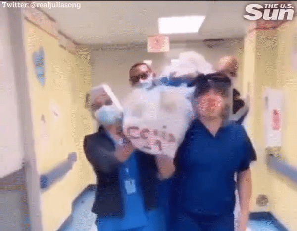 Nhóm y tá nhảy múa với túi đựng thi thể COVID-19 gây phẫn nộ