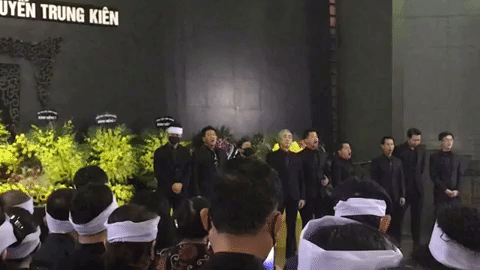 Clip: NSND Quang Thọ cũng dàn học trò hát &apos;Tình ca&apos; tại tang lễ tiễn biệt thầy Trung Kiên 