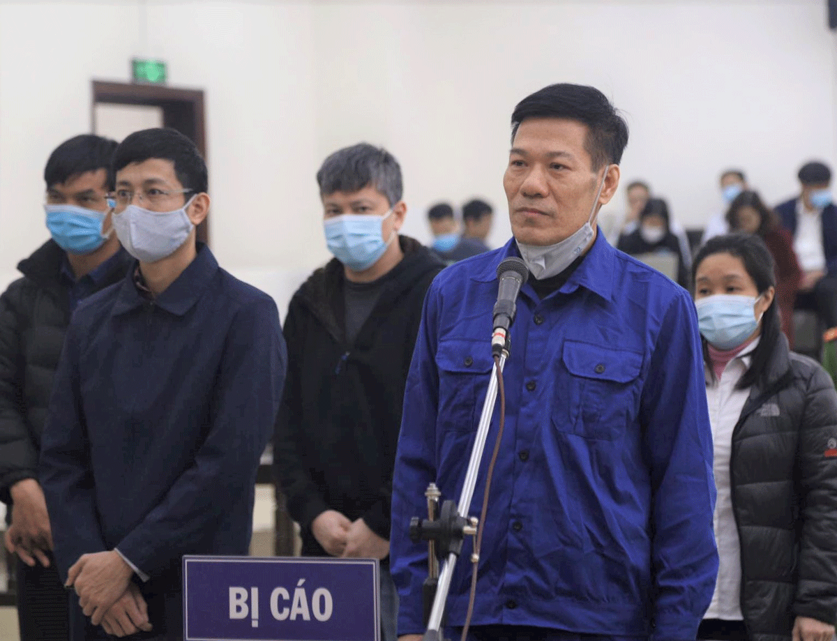 Bị cáo Nguyễn Nhật Cảm - nguyên Giám đốc CDC Hà Nội (hàng đầu, bìa phải) tại tòa