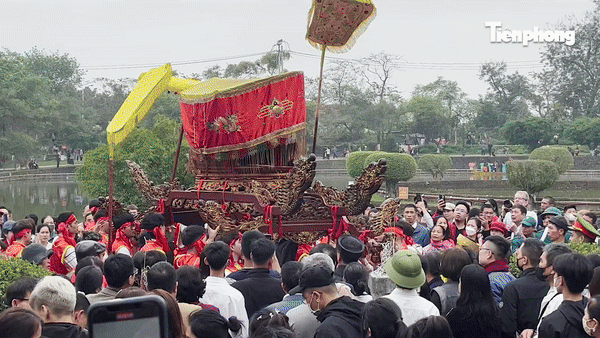 Hàng nghìn du khách đổ về thăm lễ hội Cổ Loa xem rước kiệu