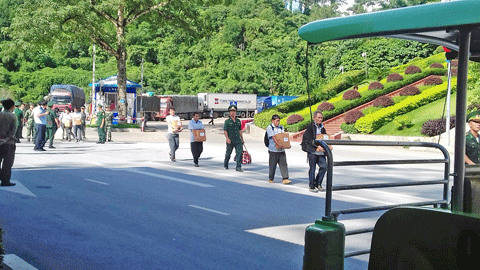 Tiếp nhận người và tro cốt tại cửa khẩu Hữu Nghị *ảnh: Nguyễn Thái