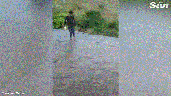 Subrat Nagmạo hiểm đi ra giữa khu vực thác nước để chụp ảnh. Ảnh cắt từ clip.