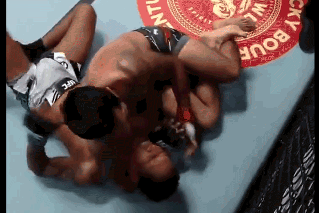 Cú 'khóa tay - siết cổ' của Alejandro Perez khiến đối thủ phải ra dấu hiệu xin đầu hàng.