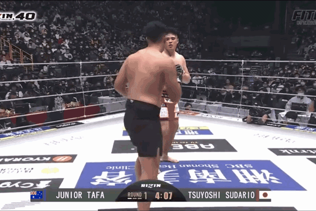 Junior Tafa đấm gục Tsuyoshi Sudario.