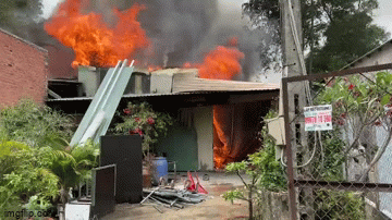 TP. Thủ Đức: Xưởng gỗ trong khu dân cư cháy ngùn ngụt sau tiếng nổ lớn