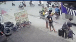 Camera ghi cảnh nam thanh niên táo tợn giật dây chuyền giữa phố đông người
