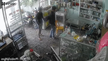 Camera ghi cảnh hai thanh niên đập phá phòng khám thú y ở TPHCM 