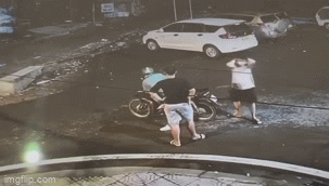 Bắt nóng hai thanh niên cướp xe máy của tài xế xe ôm ở TPHCM 
