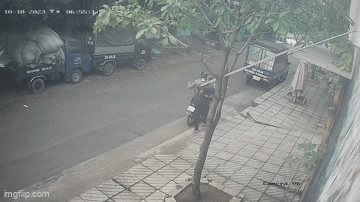 Clip ô tô tông 2 thanh niên đi xe máy trộm chó ở TPHCM 
