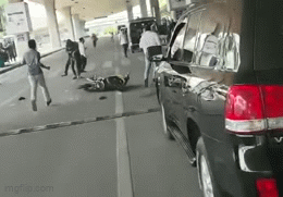 Hai thiếu niên phóng xe máy tốc độ cao trong ga quốc tế sân bay Tân Sơn Nhất 