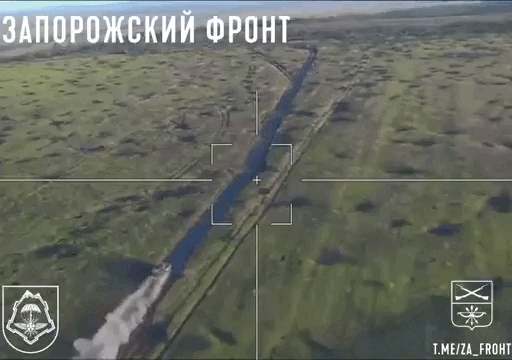 Xem máy bay không người lái Lancet &apos;rượt đuổi&apos; xe bọc thép chở quân Stryker của Ukraine 