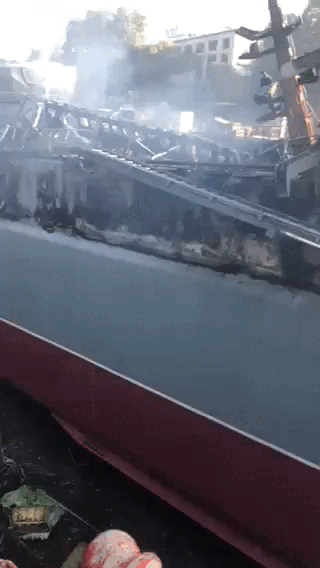 Xuất hiện video tàu đổ bộ Minsk của Nga bị hư hại nặng 