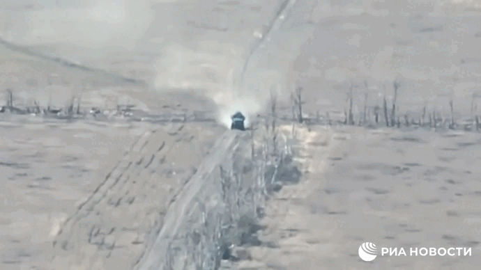 Tên lửa chống tăng Nga &apos;xé nát&apos; xe bọc thép MaxxPro MRAP ở khu vực Zaporozhye 