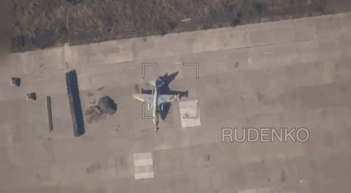 Máy bay không người lái Nga lao thẳng vào chiến đấu cơ Su-25 của Ukraine 