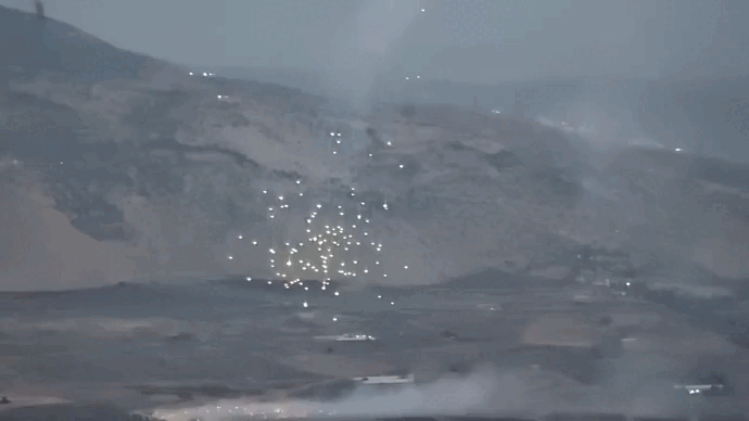 Israel dùng đạn phốt pho pháo kích miền nam Lebanon 