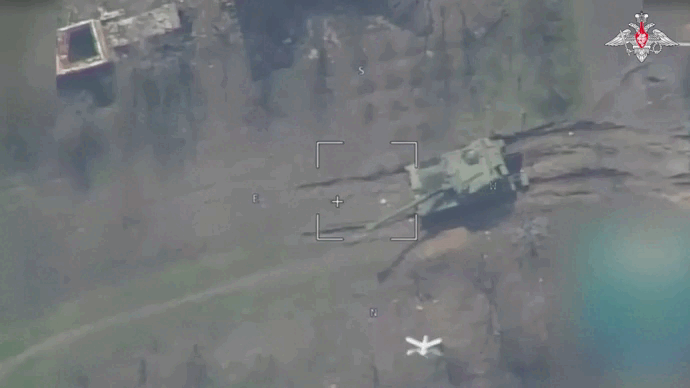 Máy bay không người lái Nga hạ gục pháo tự hành AS-90 của Ukraine