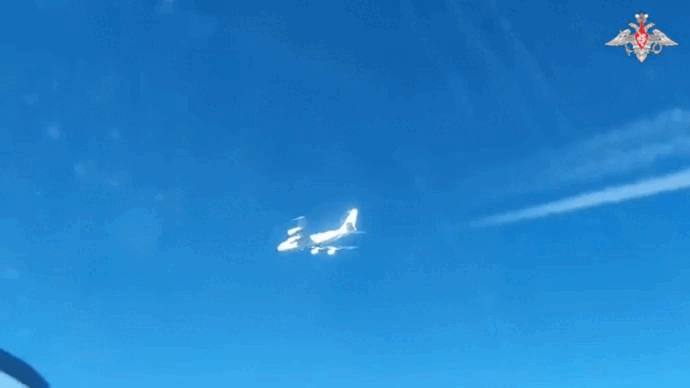Video tiêm kích Su-27 Nga áp sát máy bay quân sự Anh trên Biển Đen