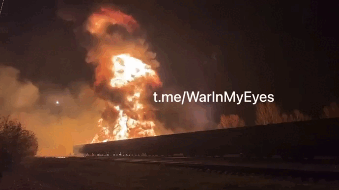 Ukraine tấn công đoàn tàu chở nhiên liệu của Nga ở Donetsk, lửa cháy ngùn ngụt