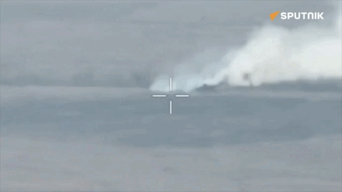 Xe bọc thép Ukraine nổ tung sau khi trúng hoả lực hệ thống tên lửa dẫn đường Kornet của Nga