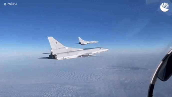 Cặp máy bay ném bom chiến lược Tu-22M3 Nga tuần tra nhiều giờ trên Biển Baltic