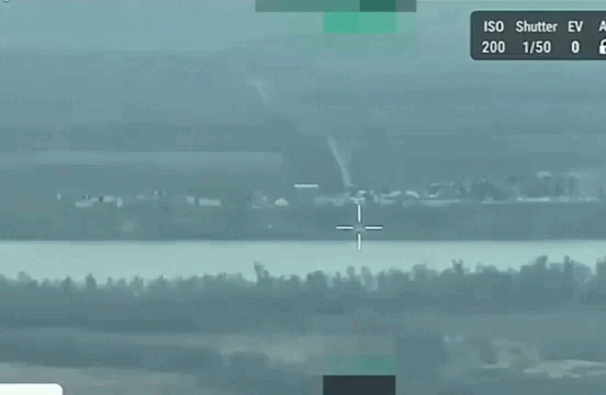 Khoảnh khắc bom 1,5 tấn của Nga phá hủy căn cứ quân sự Ukraine trên hướng Kherson