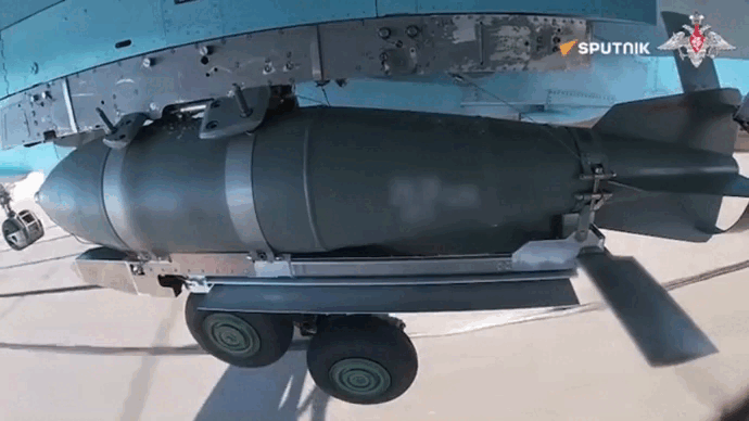 Cận cảnh hai quả bom FAB-500 được thả từ cường kích ném bom Su-34 của Nga