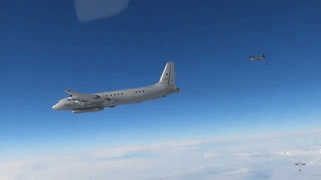 Video tiêm kích Pháp áp sát máy bay trinh sát Nga ngoài khơi Estonia
