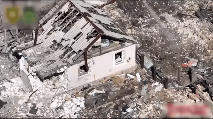 Khoảnh khắc máy bay không người lái nhiệt áp Ukraine cho nổ tung mục tiêu quân sự Nga