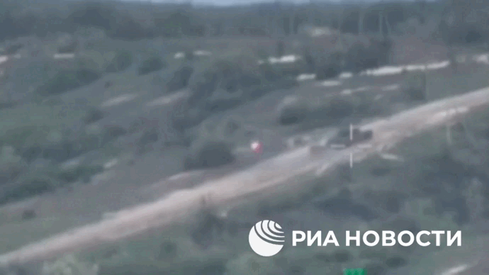 Khoảnh khắc tên lửa Kornet Nga hạ gục xe tăng Ukraine