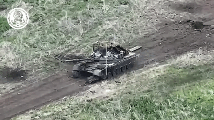 Ukraine khoe vũ khí Mỹ bắn cháy xe tăng T-80 của Nga
