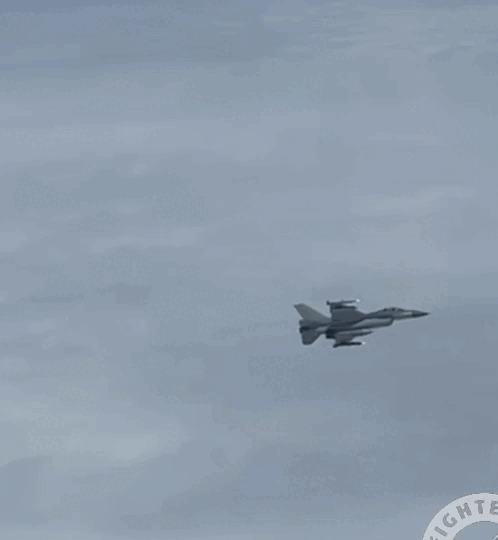 Video tiêm kích Su-27 Nga áp sát F-16 của Đan Mạch