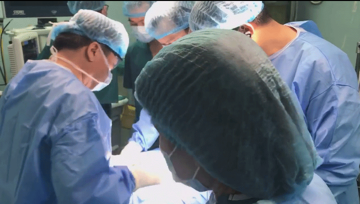 Video: Cận cảnh ca phẫu thuật ung thư tuyến giáp cho bé nhỏ tuổi nhất Việt Nam