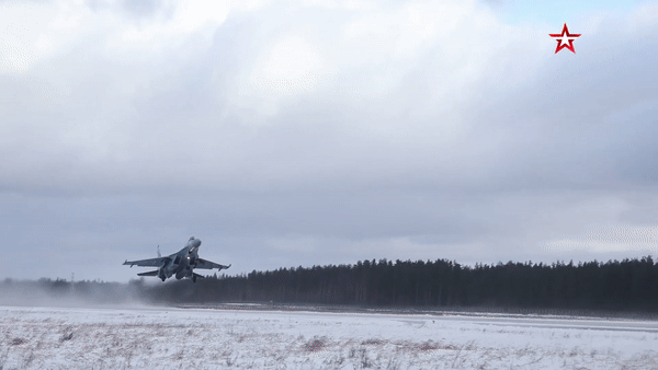 Cận cảnh tiêm kích Su-35S ném bom phá hủy mục tiêu