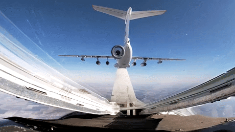 Xem máy bay ném bom chiến lược Tu-160 tiếp nhiên liệu trên cao 5.000m