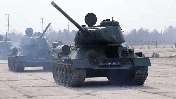 Dàn tăng T-34 huyền thoại xuất hiện ở ngoại ô Moscow 