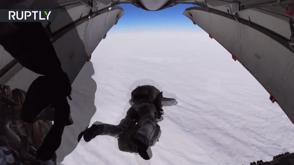 Lính nhảy dù Nga đổ bộ xuống Bắc cực từ độ cao kỷ lục 10.000m 
