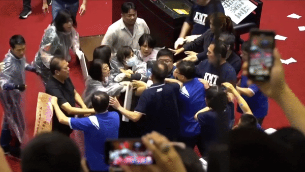 Nghị sĩ Đài Loan đấm đá, ném bóng nước vào nhau trong cuộc họp Quốc hội