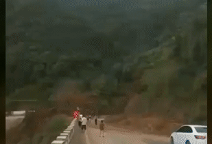 Lở núi kinh hoàng ở Vân Nam, Trung Quốc phá hủy nhiều nhà cửa