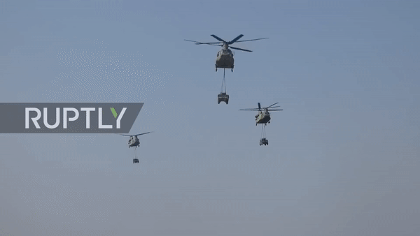 Trực thăng vận tải theo các thiết bị quân sự lơ lửng trên trời