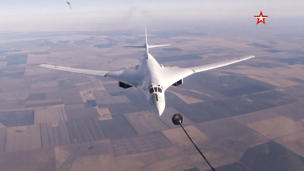 Thót tim xem &apos;thiên nga trắng&apos; Tu-160 tiếp nhiên liệu trong điều kiện cực khó 