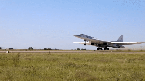 Máy bay ném bom Nga huỷ diệt mục tiêu bằng tên lửa hành trình