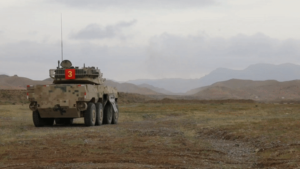 Binh sĩ Nga sử dụng... xe tăng Trung Quốc tập trận